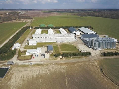 The view from the height of a large farm located among the green hilly fields Foto stock