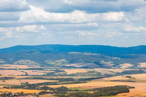 View from the height of a mountain range and many wheat fields, rural landsca Foto stock