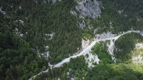 View from a height to the road in the mountain forest 库存影片 237986536