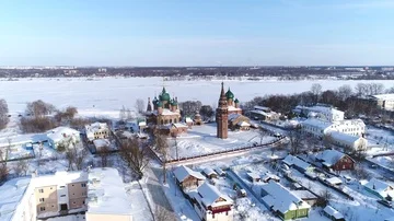 View from the height of the temple complex in winter. Zlatoust Church and 스톡 동영상 85790661