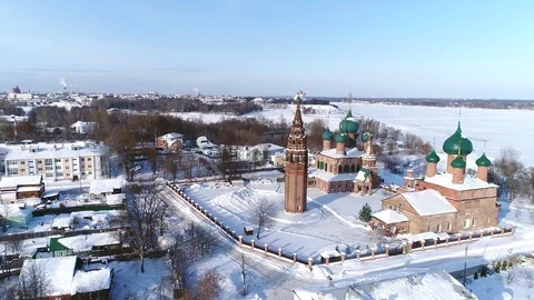 View from the height of the temple complex in winter. Zlatoust Church and 스톡 동영상 85791053