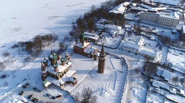 View from the height of the temple complex in winter. Zlatoust Church and 스톡 동영상 85791237