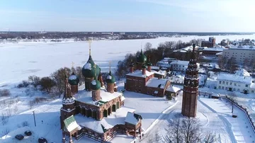 View from the height of the temple complex in winter. Zlatoust Church and 스톡 동영상 85792063