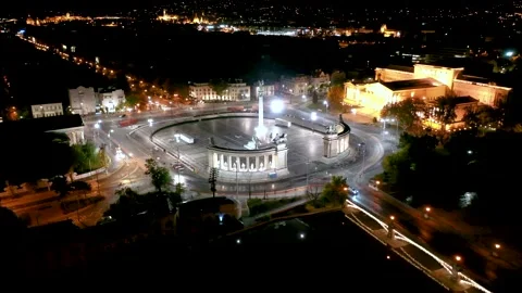 View of Heroes' Square at night. This Square is one of the most-visited 動画素材 142980098