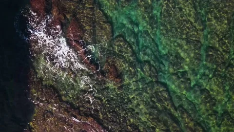 View from the High to bottom and sea waves 库存影片 239857381