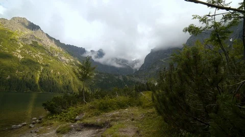 View of the high, clouded peaks of the mountains at Lake Morskie Oko Vidéo 114743147