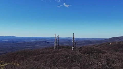 View from a high mountain with communication towers under a clear sky Vídeo Stock 335144196