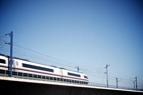 View of a high-speed train crossing a viaduct in Zaragoza Province, Aragon, Spai Foto stock