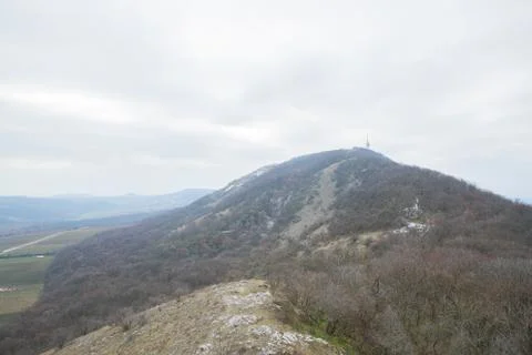 View from the highest point of the deserted edge to the edge of the rocks and Stockfoto's