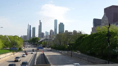 View of Highway from BP Pedestrian Bridge in Chicago, Illinois Stockbeeldmateriaal 335277077
