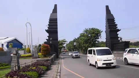 View of the highway with passing vehicles 스톡 동영상 258420802