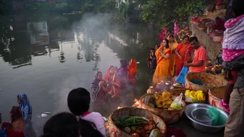 View of Hindu devotees performing rituals by a river, Bangladesh. 库存影片 334989356