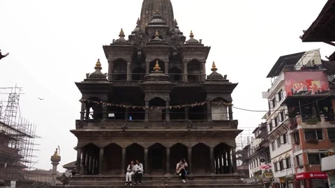 View of the historic Krishna Mandir temple in Kathmandu, Nepal. 스톡 동영상 335470471