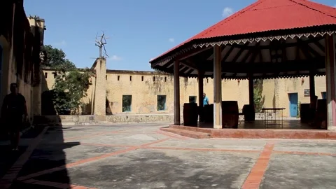 A view of the historic Old Fort courtyard in Stone Town, Zanzibar, featuring a Vídeo Stock 345029088