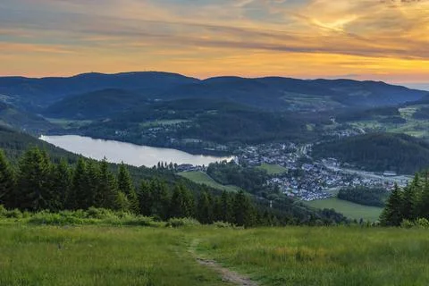 View from Hochfirst mountain over Titisee lake to Feldberg mountain, Black Foto stock