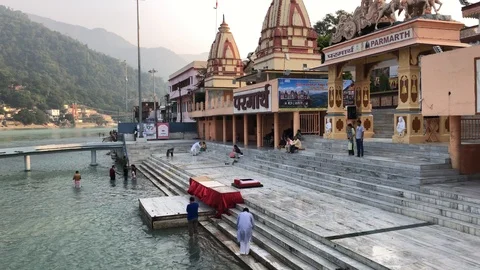 View of the Holy Ganges River from the holy city of Rishikesh 스톡 동영상 120328588