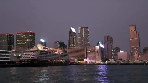 View of Hong Kong Central Pier with Cruise ship berthed at Twilight. Vídeos de archivo 334009646