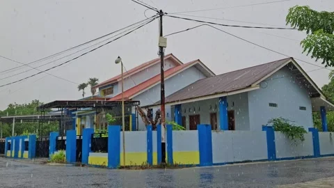 A view of a house in city when it is raining Stock Footage 291378017