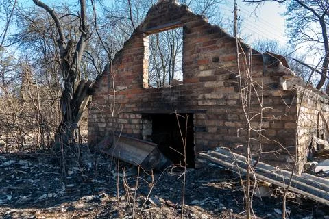 View of the house destroyed after the fire. The consequences of a forest fire Foto stock
