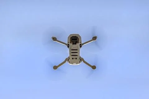 View of the hovering drone from below against a blue sky background, the plas Foto stock