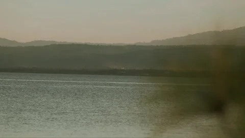 View of huge lake with small waves or sea bay on grey cloudy day. Range of 库存影片 313604441