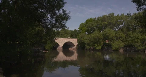 View of the Huron St. Bridge along the Avon River in scenic Stratford, Ontario Stock Footage 133697324