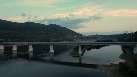 View of the hydroelectric dam on the river 库存影片 204722037