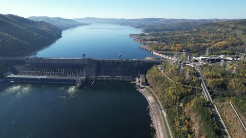 View of the hydroelectric dam on the river 库存影片 213223441