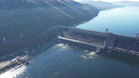 View of the hydroelectric dam on the river 库存影片 213225004