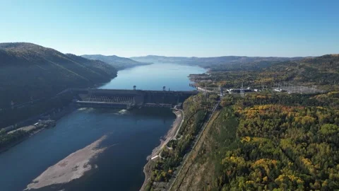 View of the hydroelectric dam on the river 库存影片 213225264