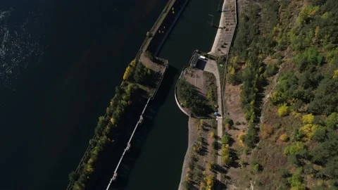 View of the hydroelectric dam on the river 库存影片 213226603