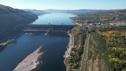 View of the hydroelectric dam on the river 库存影片 213227045