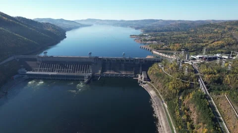 View of the hydroelectric dam on the river 库存影片 213228758