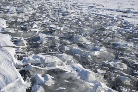 View on the ice sheet under the spring sun 库存照片