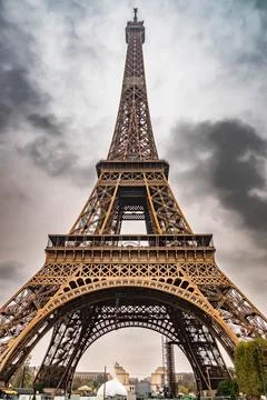 View of the iconic Eiffel Tower in Paris, France, seen from below Foto stock