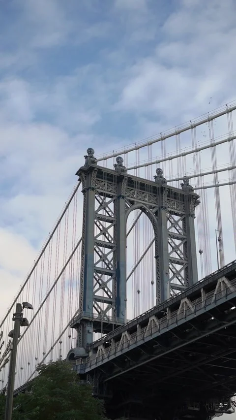 View of the iconic Manhattan Bridge set against a clear blue sky above Vídeo Stock 295013340