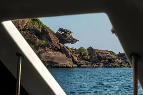 View of the iconic Rock formation at Hon Bom, Phu Quoc, Vietnam, framed by .. 库存照片