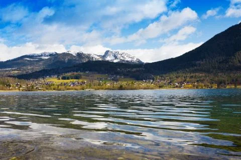 View idyllic Alpine mountains and lake Hallstattersee. Sunny winter morning i Stock Photos