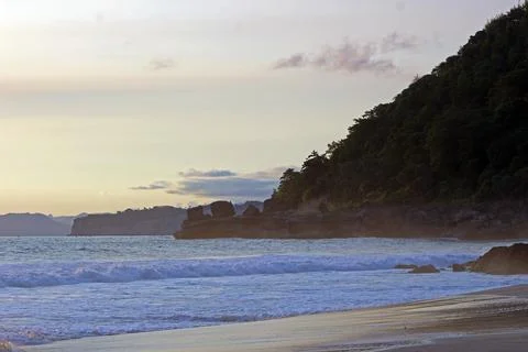 View of the idyllic Indonesian coast of Java Island with majestic mountains.. Foto stock