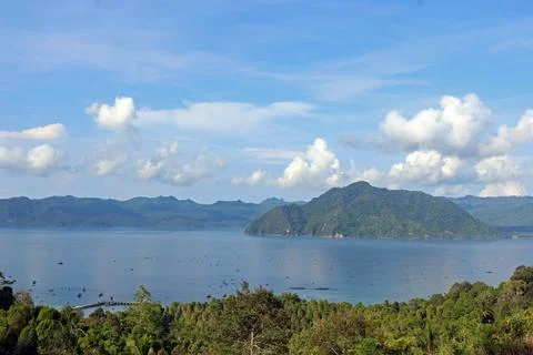 View of the idyllic Indonesian coast of Java Island with majestic mountains.. Foto stock