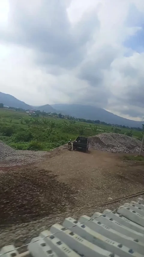 View in Indonesian train 動画素材 206090603