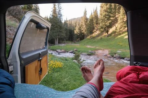 View from inside a camper looking at a mountain summer or spring landscape wi Foto stock