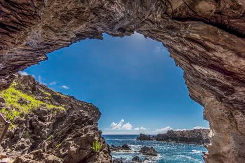 View from inside the cave of Ana Kai Tangata, the cave of the cannibals Stock-Fotos