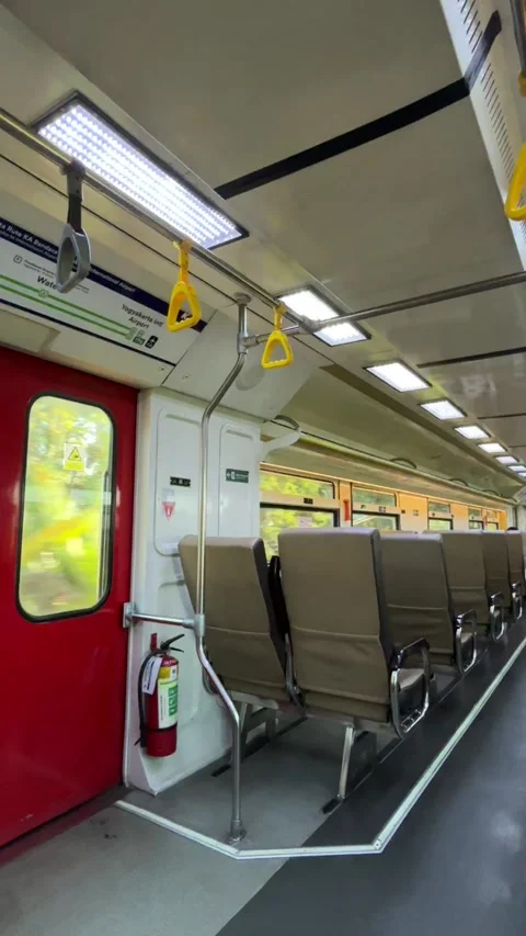 View from inside the Commuter Line train. Vidéo 346460915