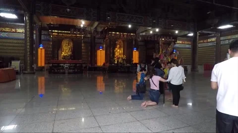 View Inside, Hall of Bodhisattvas, Kek Lok Si Buddhist Temple, Penang, Malaysia Vídeo Stock 296342620