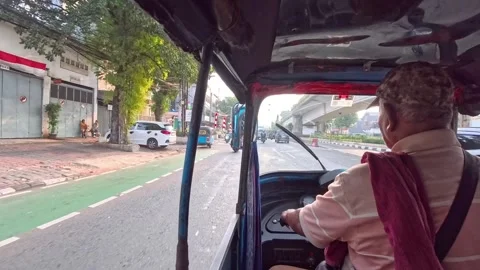 View from inside a moving bajaj. Public transportation powered by natural gas. Vídeo Stock 315109110