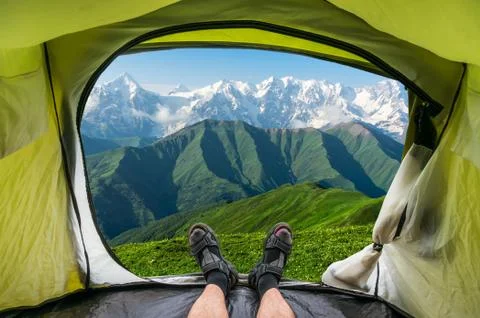 View from inside a tent on the snow-capped mountains in Georgia (Svaneti) Foto stock