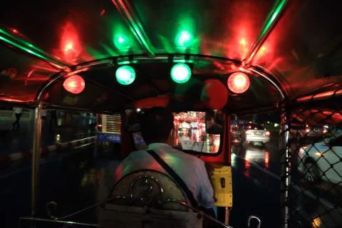 A view from inside a thai auto rickshaw at night. Foto stock