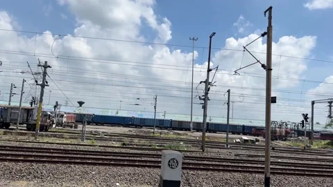 View from inside the train to the outside Vidéo 323359058