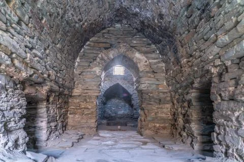 The view of interior in old stone ancient caravanserai in Tash-Rabat in Kyrgy Foto stock